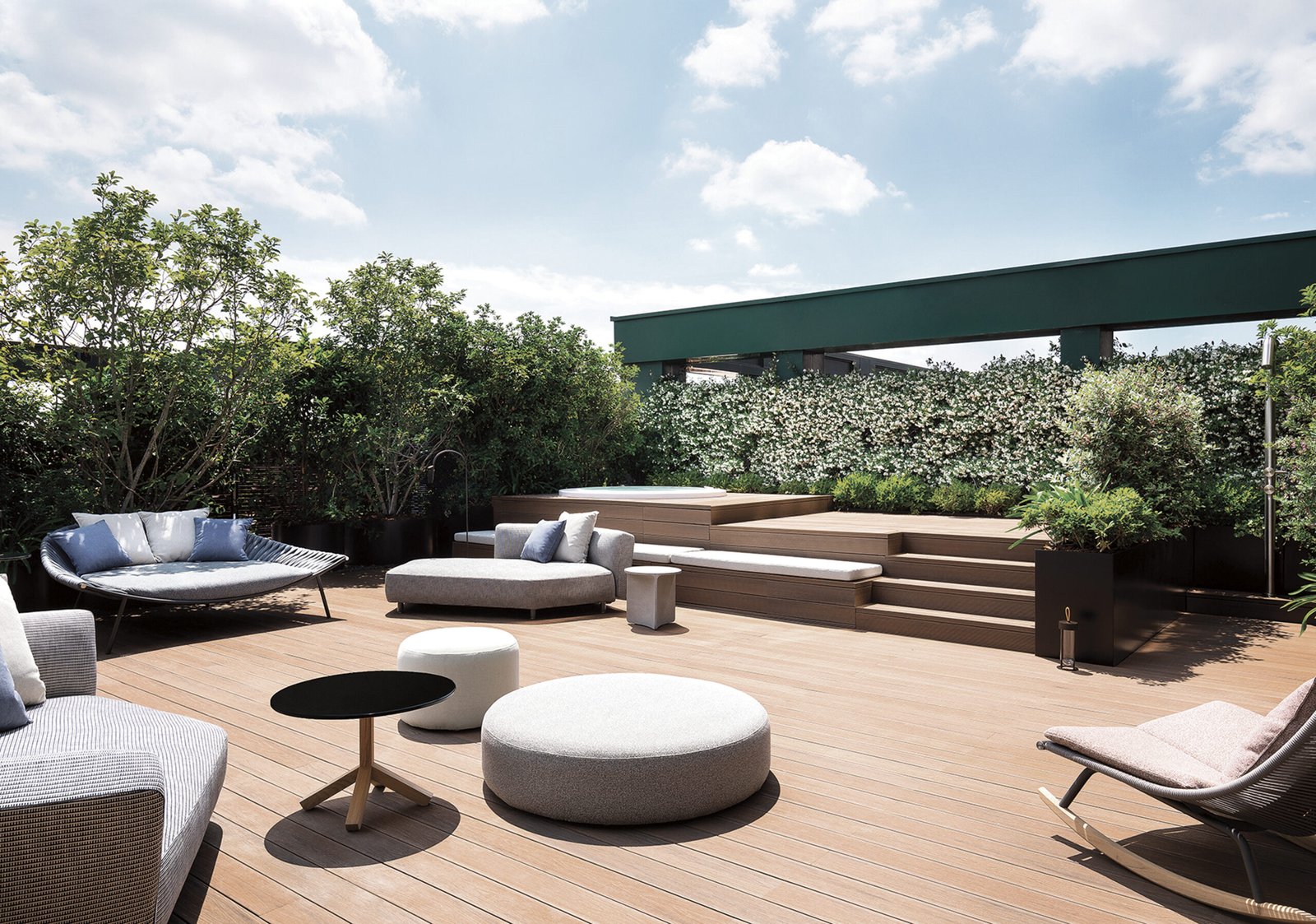Doccia OUT.SIDE su terrazzo con vista skyline Milano