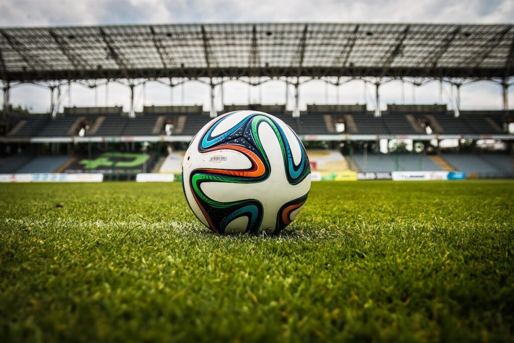 Pallone Da Calcio Multicolore Sul Campo Verde