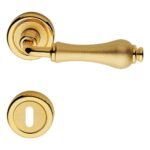 Maniglia per porta Aldar Linea Calì con rosetta 103 e bocchetta Patent, finitura oro